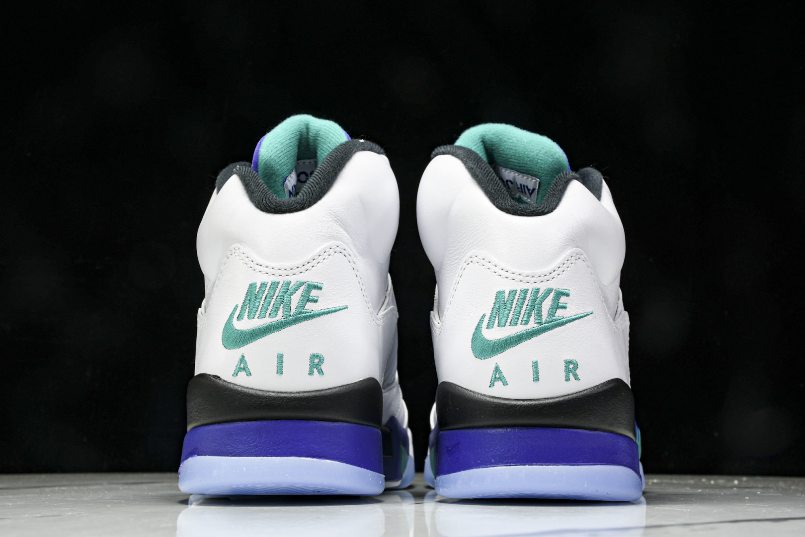 AJ5白紫 尺码40-48.5

纯原版出品-Air Jordan 5 Retro 2025 GraPe