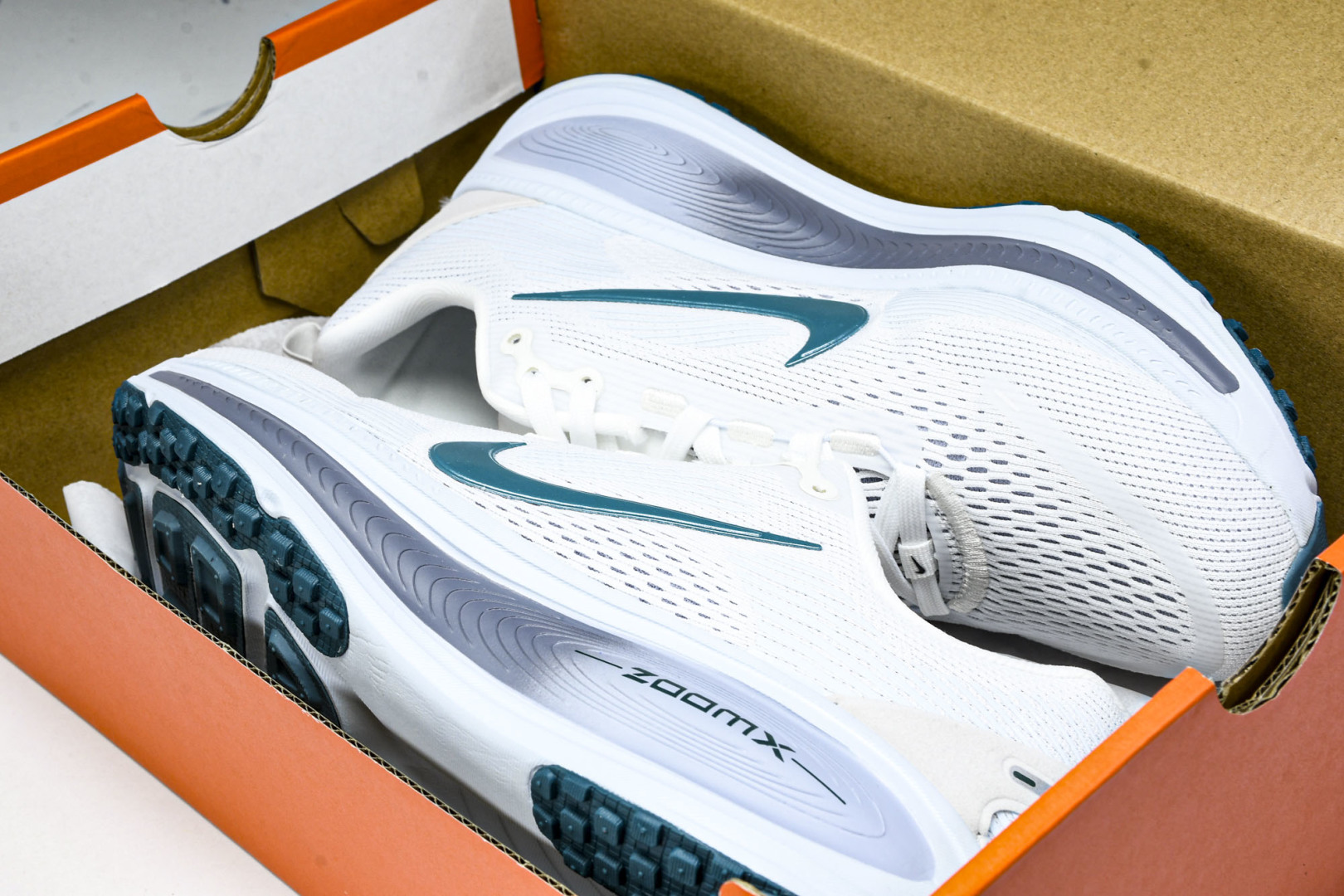 Zoom 尺码36-46

纯原版出品-Air Zoom Vomero 18 登月18 2025新款缓震