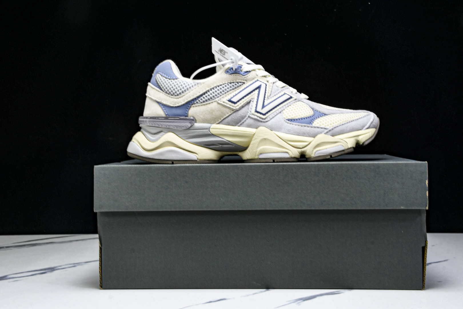 NB9060 尺码36-46.5

纯原版出品-New Balance NB9060 联名款 复古休闲运