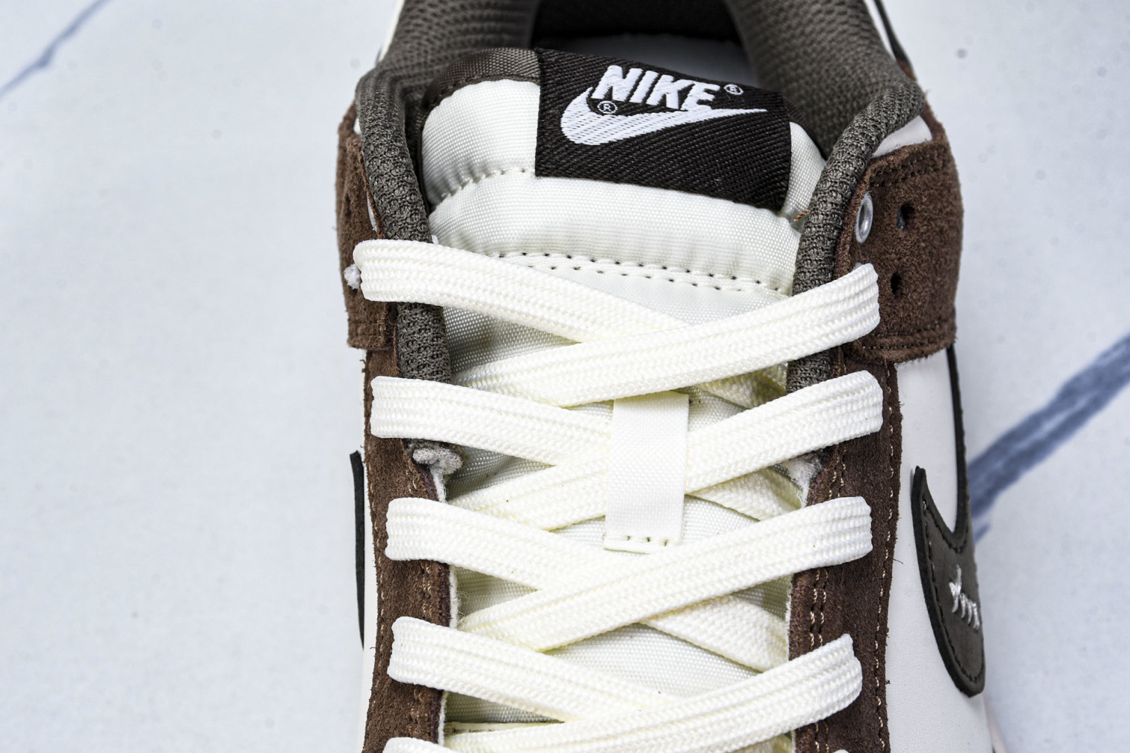Dunk 尺码40-46.5

纯原版出品-SB Dunk Low 联名 白咖色 高端定制 低帮休闲板鞋