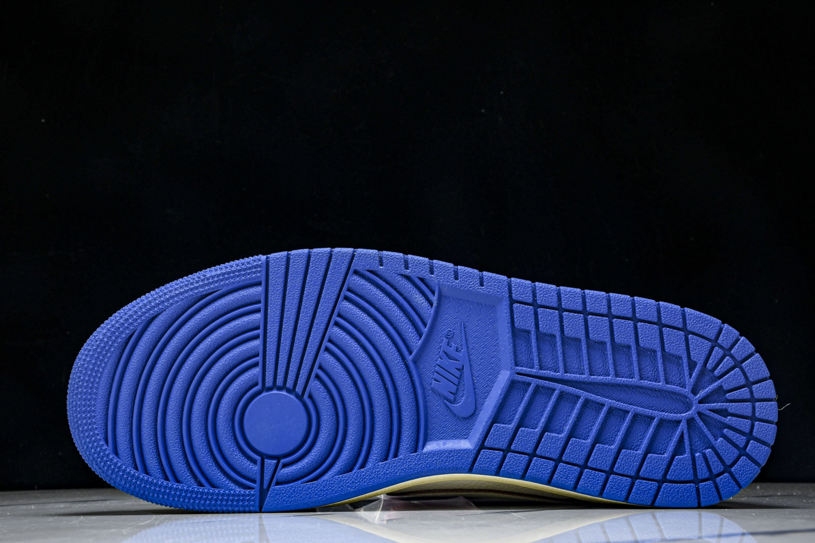 AJ Low白蓝 尺码36-50.5

纯原版出品-Fragment Design x Travis S