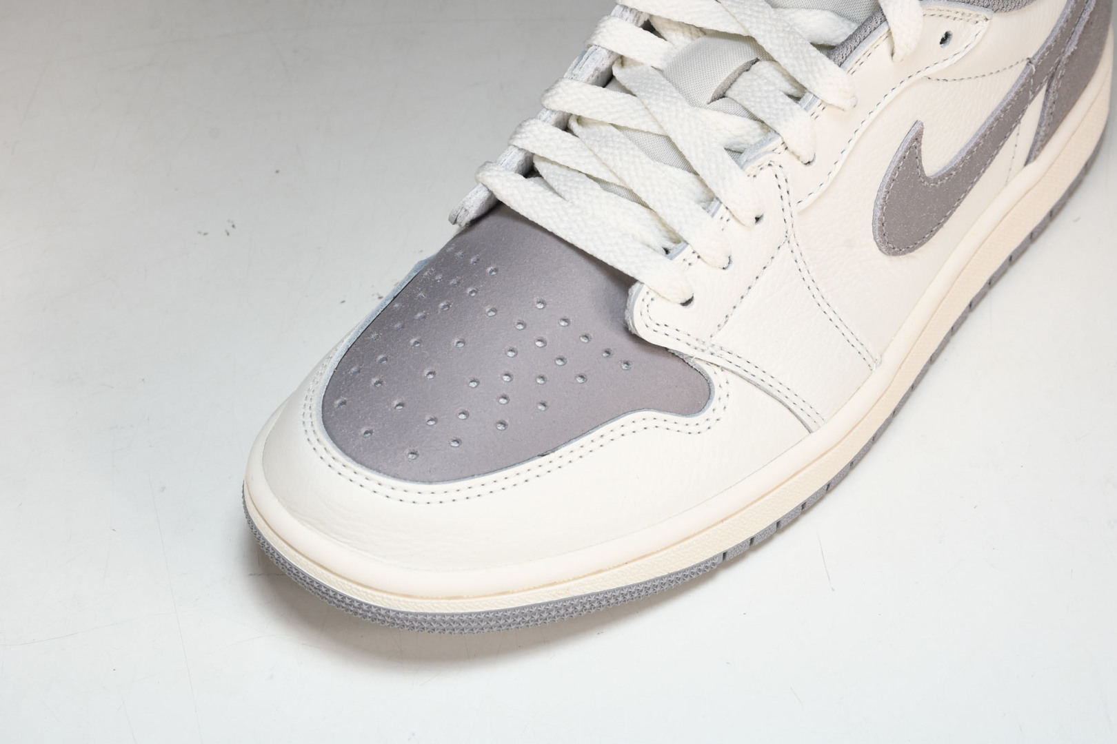 AJLow白灰 尺码40-47.5

纯原版出品-Air Jordan 1 Low OG“AtmosPh