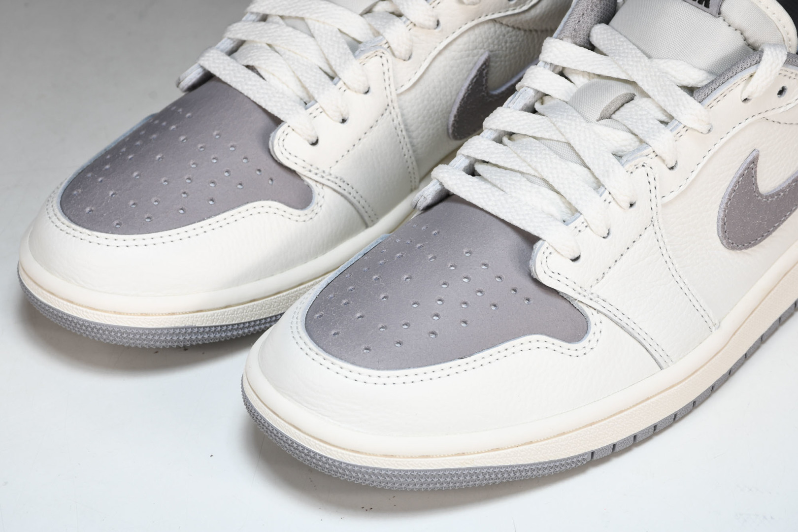 AJLow白灰 尺码40-47.5

纯原版出品-Air Jordan 1 Low OG“AtmosPh