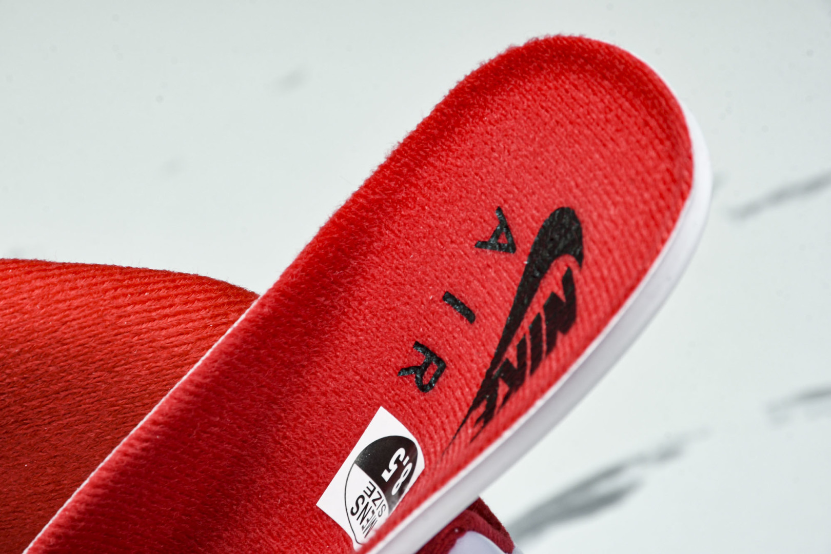 AJ5 尺码40.5-47.5

纯原版出品-Air Jordan 5 Retro Fire Red B