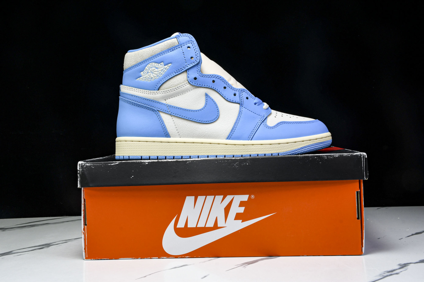 AJ1高帮 尺码40-48.5

纯原版出品-Air Jordan 1 Retro High OG UN