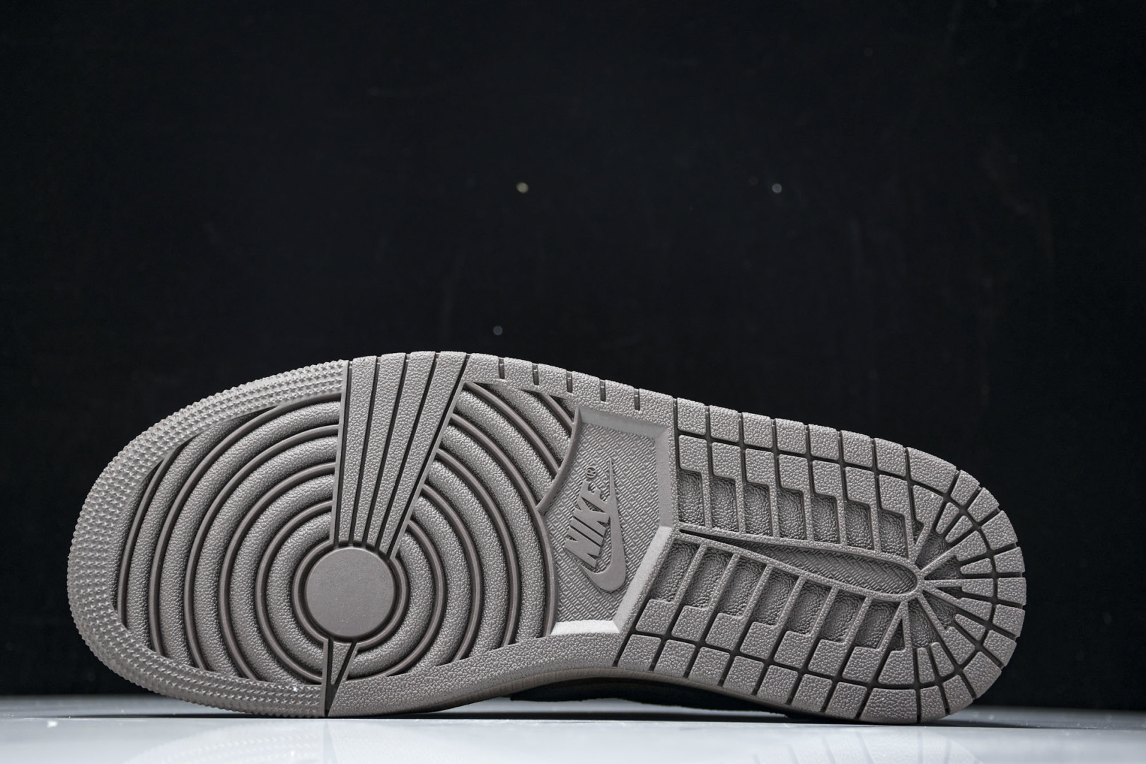 AJ Low黑棕 尺码40-48.5

纯原版出品-Air Jordan 1 Retro Low OG 