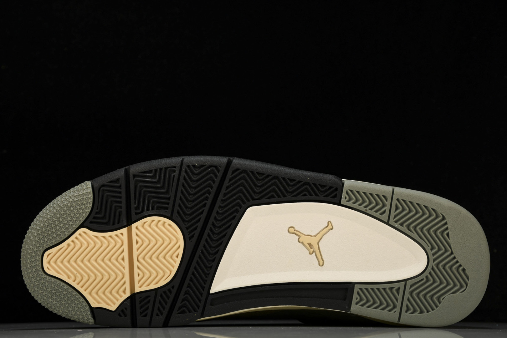 AJ4军绿 尺码：40-47.5

纯原出品-Air Jordan 4 Olive Canvas 军绿 