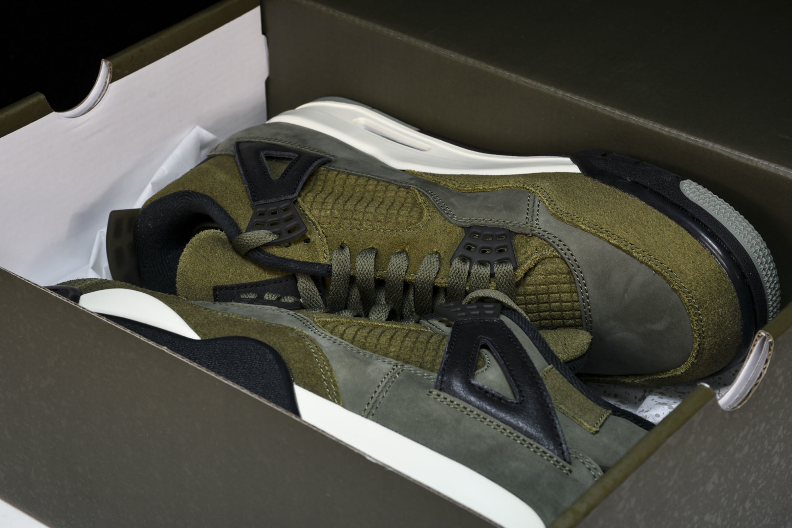 AJ4军绿 尺码：40-47.5

纯原出品-Air Jordan 4 Olive Canvas 军绿 
