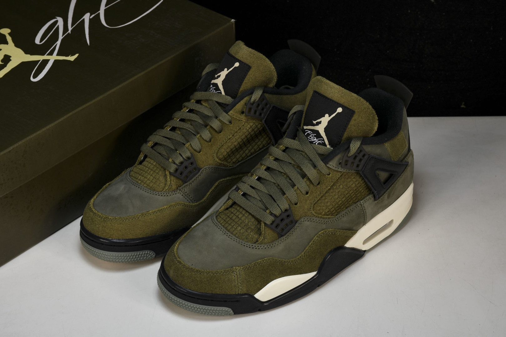 AJ4军绿 尺码：40-47.5

纯原出品-Air Jordan 4 Olive Canvas 军绿 