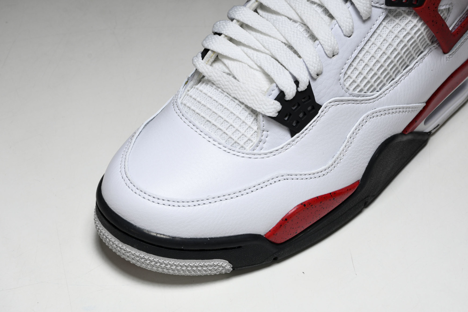 AJ4 白黑红 尺码40-47.5

纯原版出品-Air Jordan 4 Neutral Grey 白