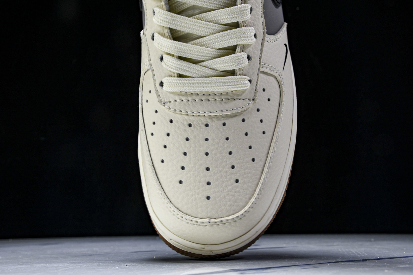  NK Air Force 1'07 Low 联名 米灰黑生胶 空军一号低帮休闲板鞋 HJ3318-00