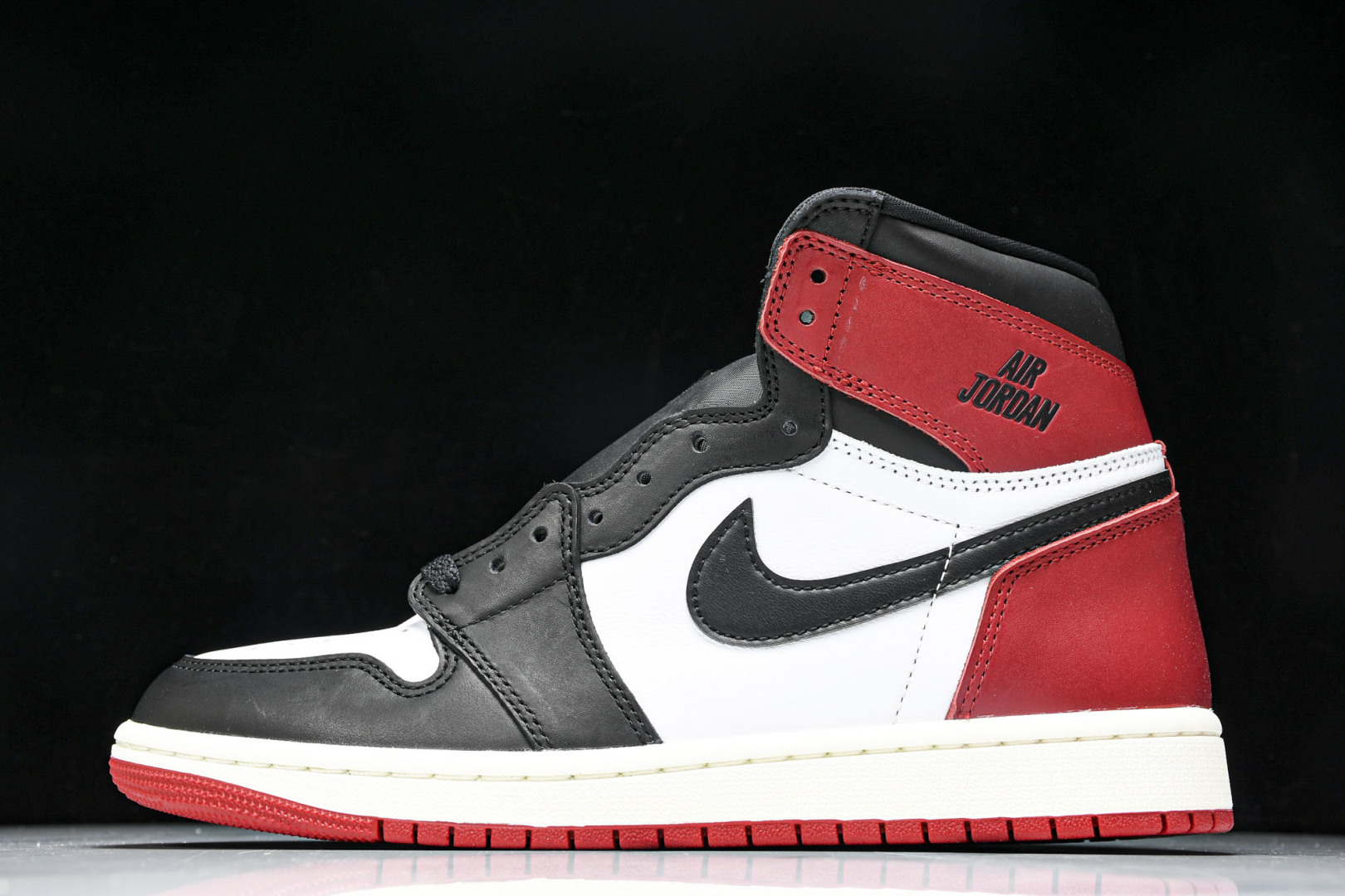 AJ1高帮 尺码36-47.5
特价福利
纯原版出品-Air Jordan 1 Retro High O