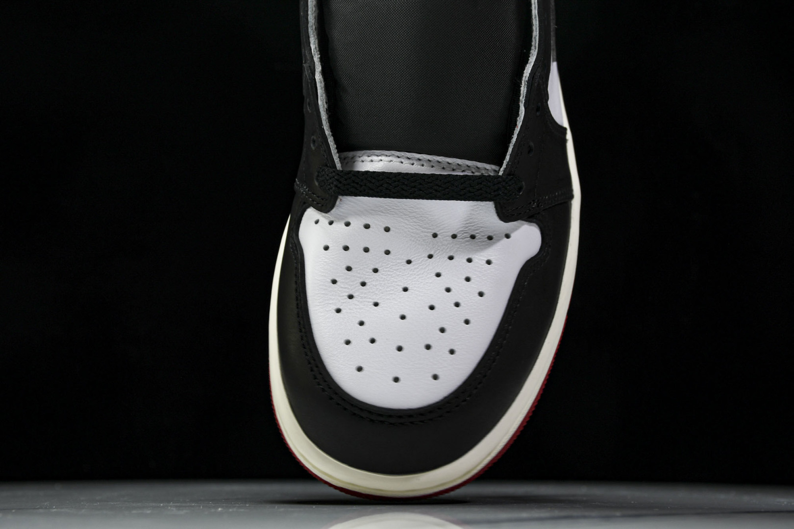 AJ1高帮 尺码36-47.5
特价福利
纯原版出品-Air Jordan 1 Retro High O