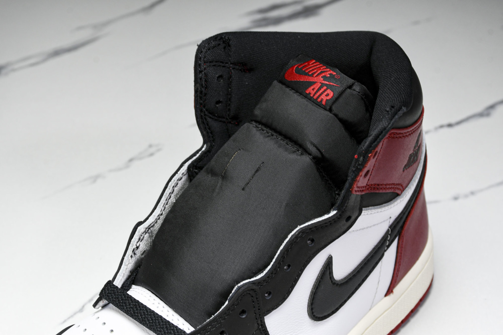 AJ1高帮 尺码36-47.5
特价福利
纯原版出品-Air Jordan 1 Retro High O