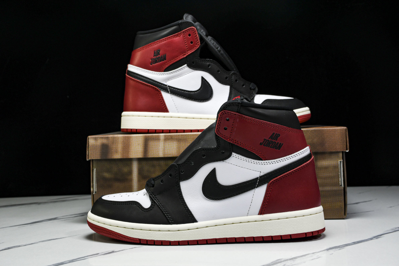 AJ1高帮 尺码36-47.5
特价福利
纯原版出品-Air Jordan 1 Retro High O