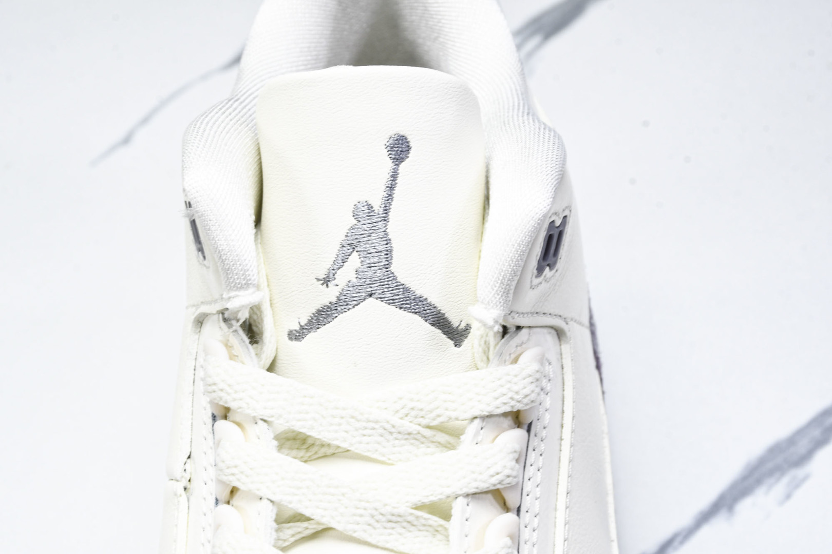 AJ3 尺码36-47.5

纯原版出品-WMNS Air Jordan 3 Retro Sail Ce