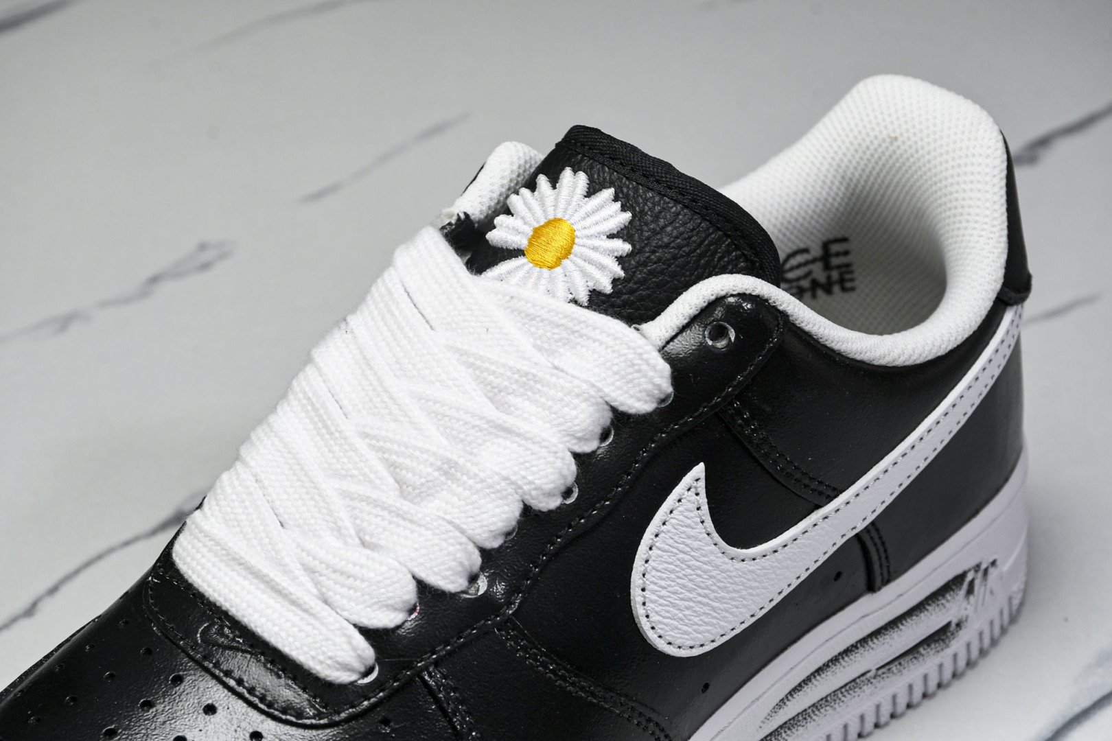 小雏菊 权志龙黑色 尺码：36-47.5

纯原出品-PEACEMINUSONE x AF1 权志龙小雏