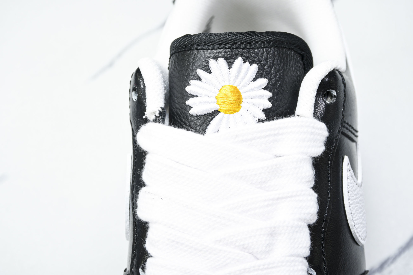 小雏菊 权志龙黑色 尺码：36-47.5

纯原出品-PEACEMINUSONE x AF1 权志龙小雏