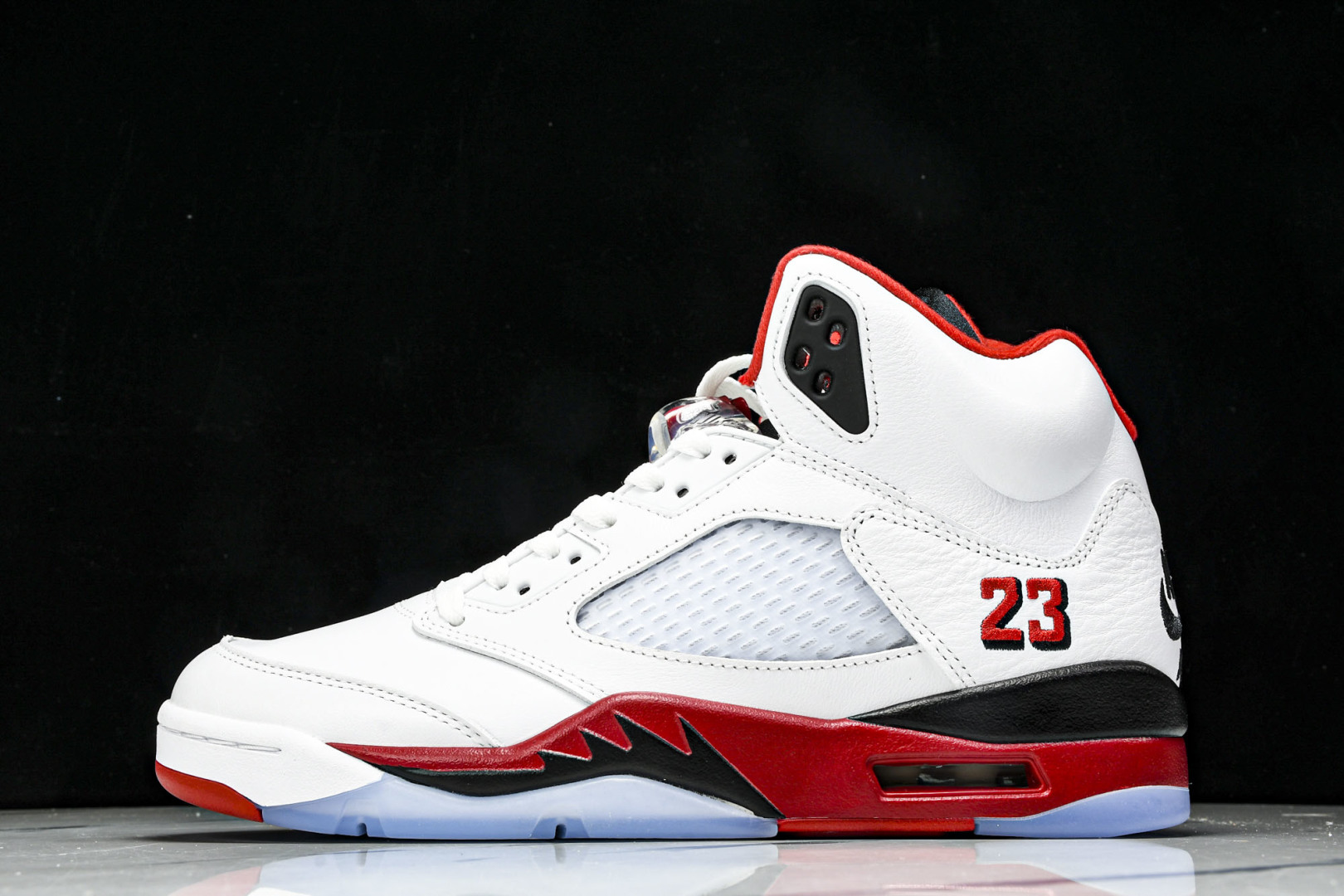 AJ5 尺码40.5-47.5

纯原版出品-Air Jordan 5 Retro Fire Red B