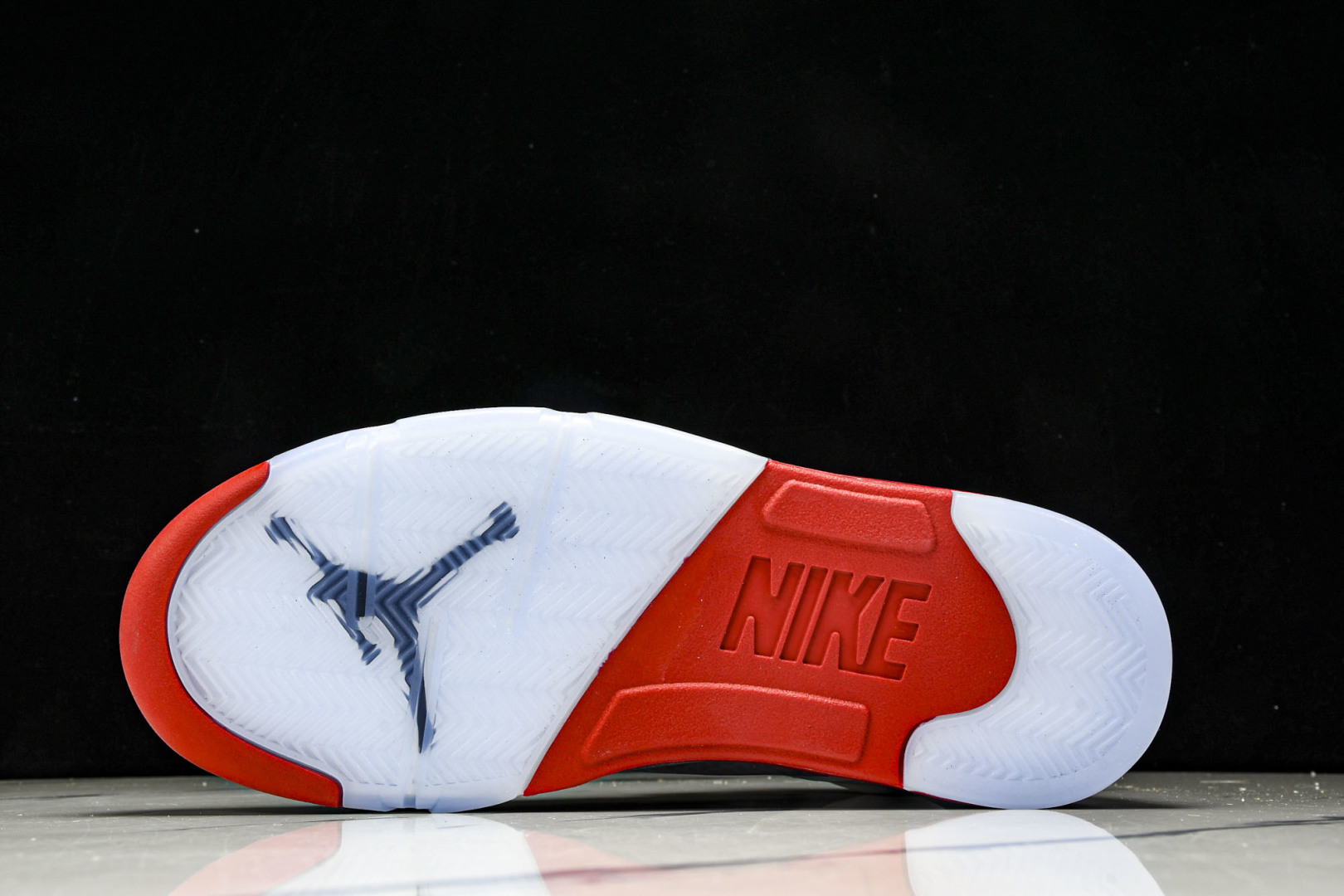 AJ5 尺码40.5-47.5

纯原版出品-Air Jordan 5 Retro Fire Red B