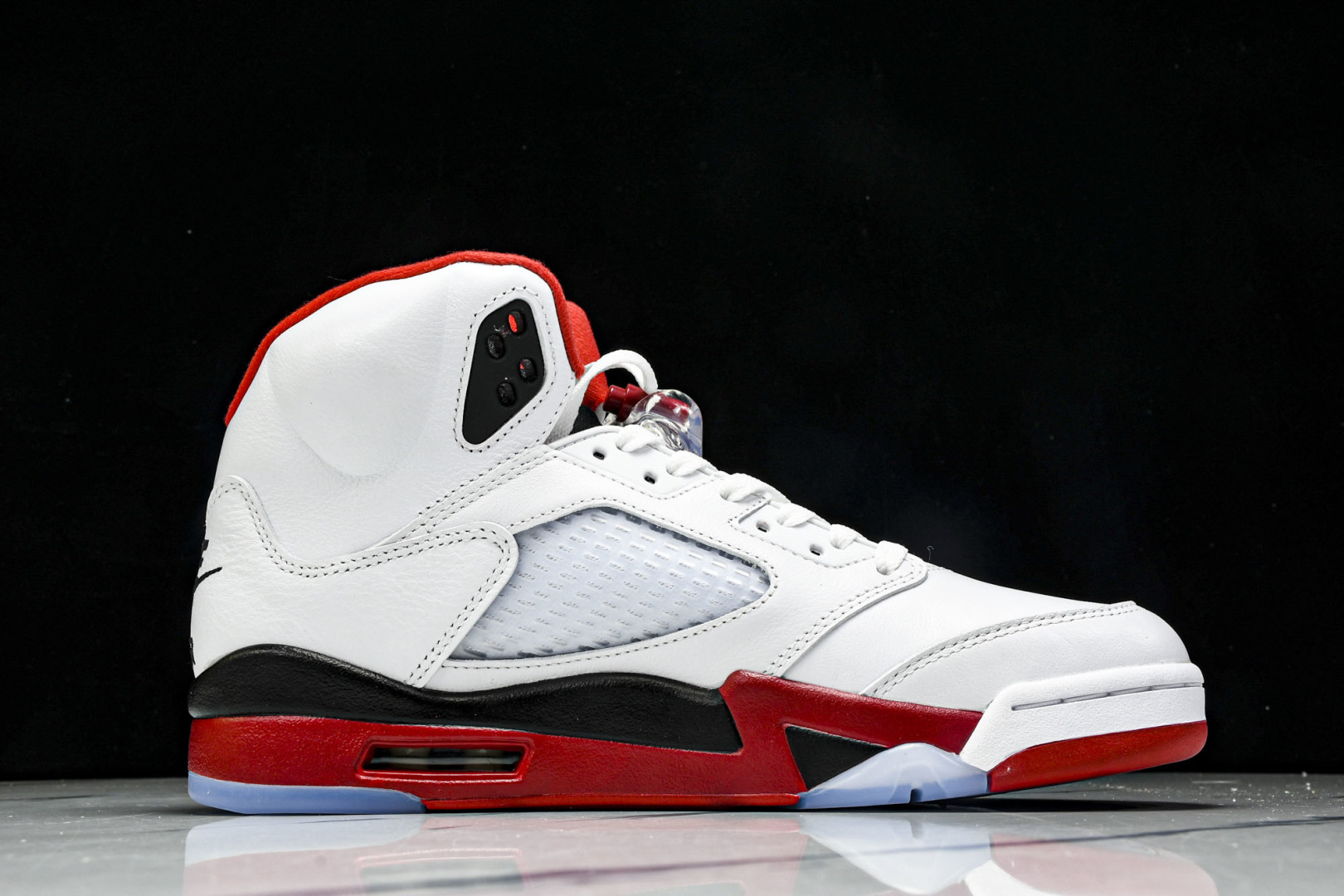 AJ5 尺码40.5-47.5

纯原版出品-Air Jordan 5 Retro Fire Red B