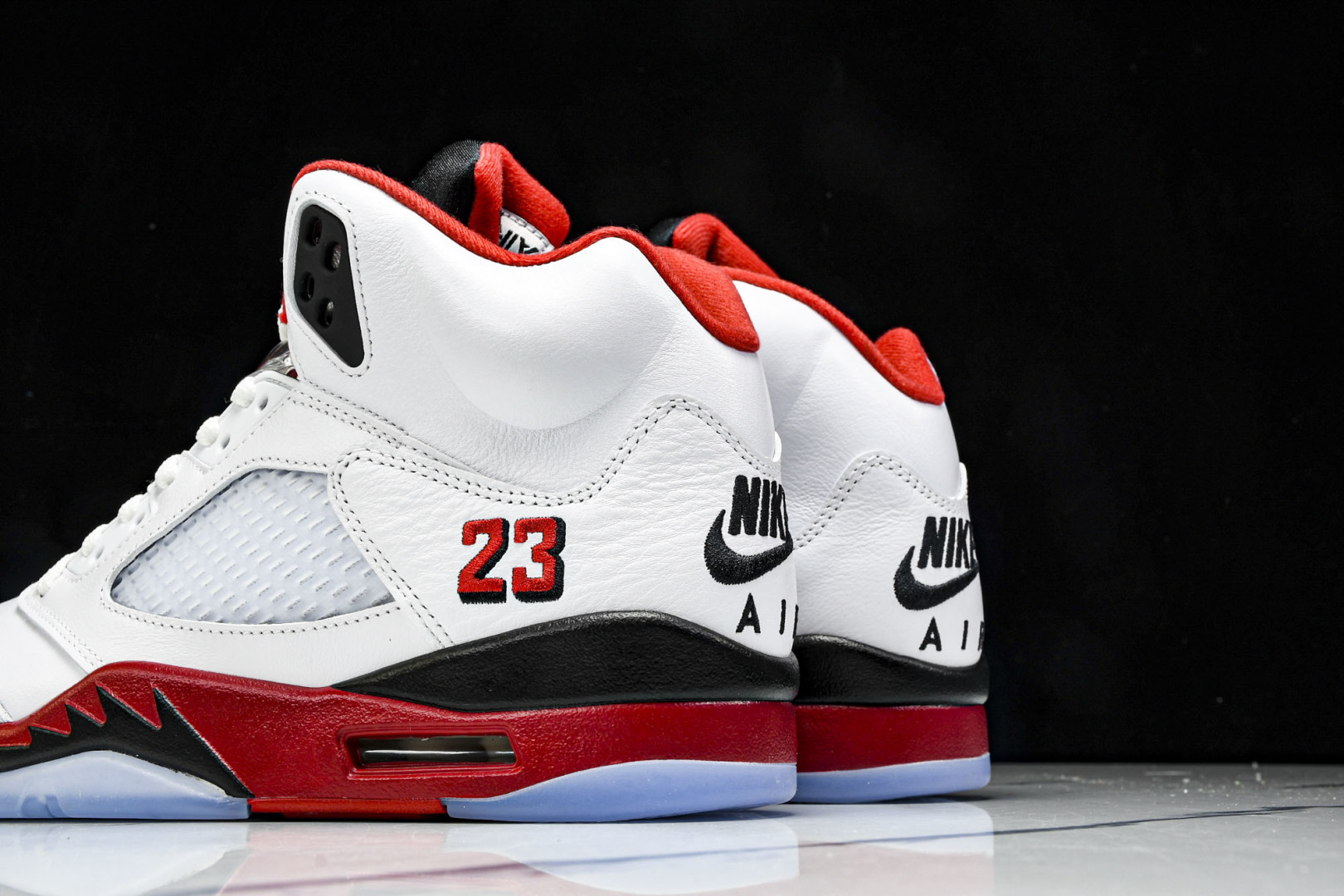 AJ5 尺码40.5-47.5

纯原版出品-Air Jordan 5 Retro Fire Red B