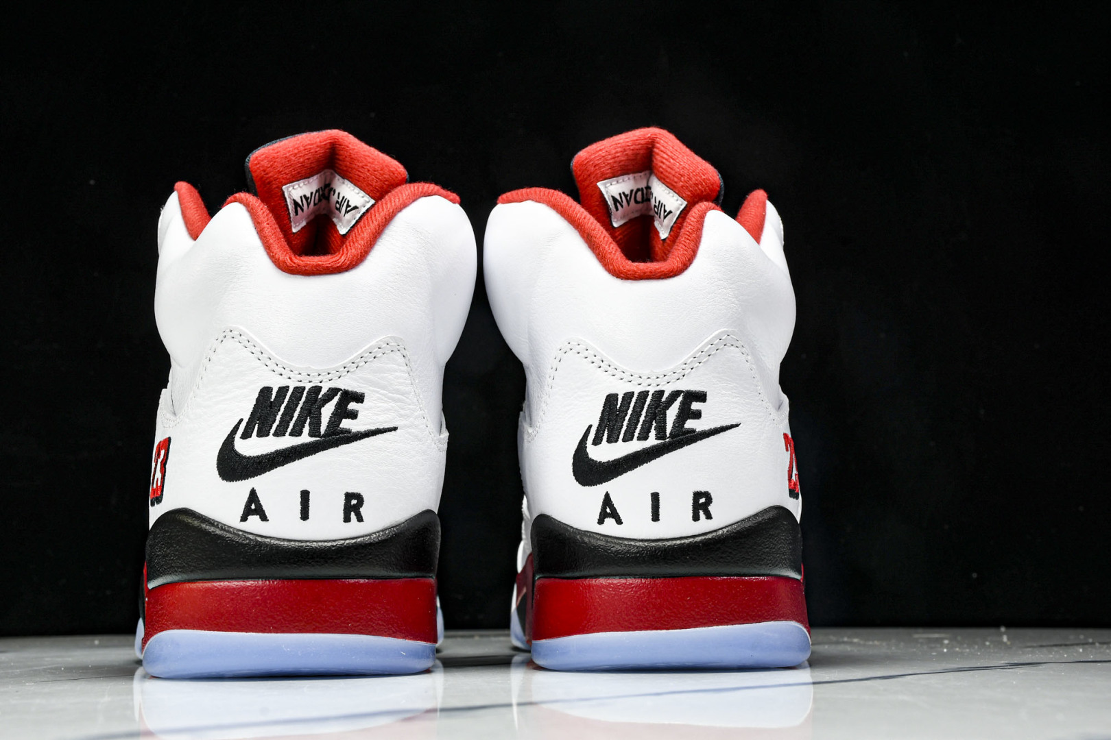 AJ5 尺码40.5-47.5

纯原版出品-Air Jordan 5 Retro Fire Red B