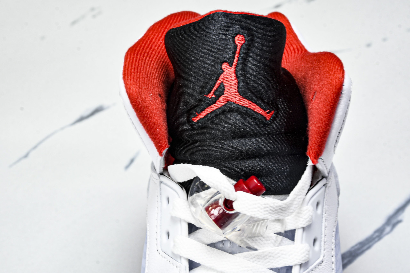 AJ5 尺码40.5-47.5

纯原版出品-Air Jordan 5 Retro Fire Red B