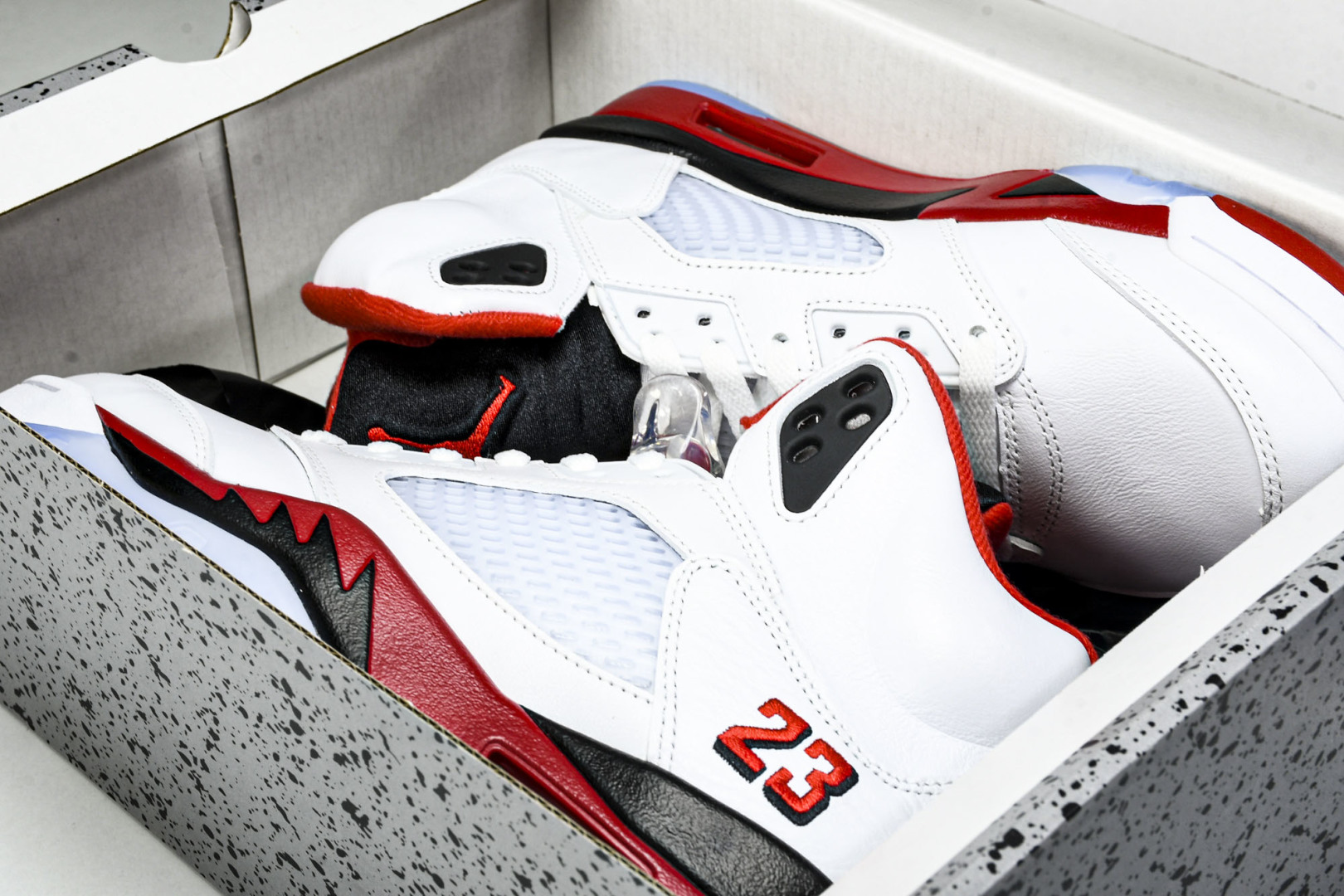 AJ5 尺码40.5-47.5

纯原版出品-Air Jordan 5 Retro Fire Red B