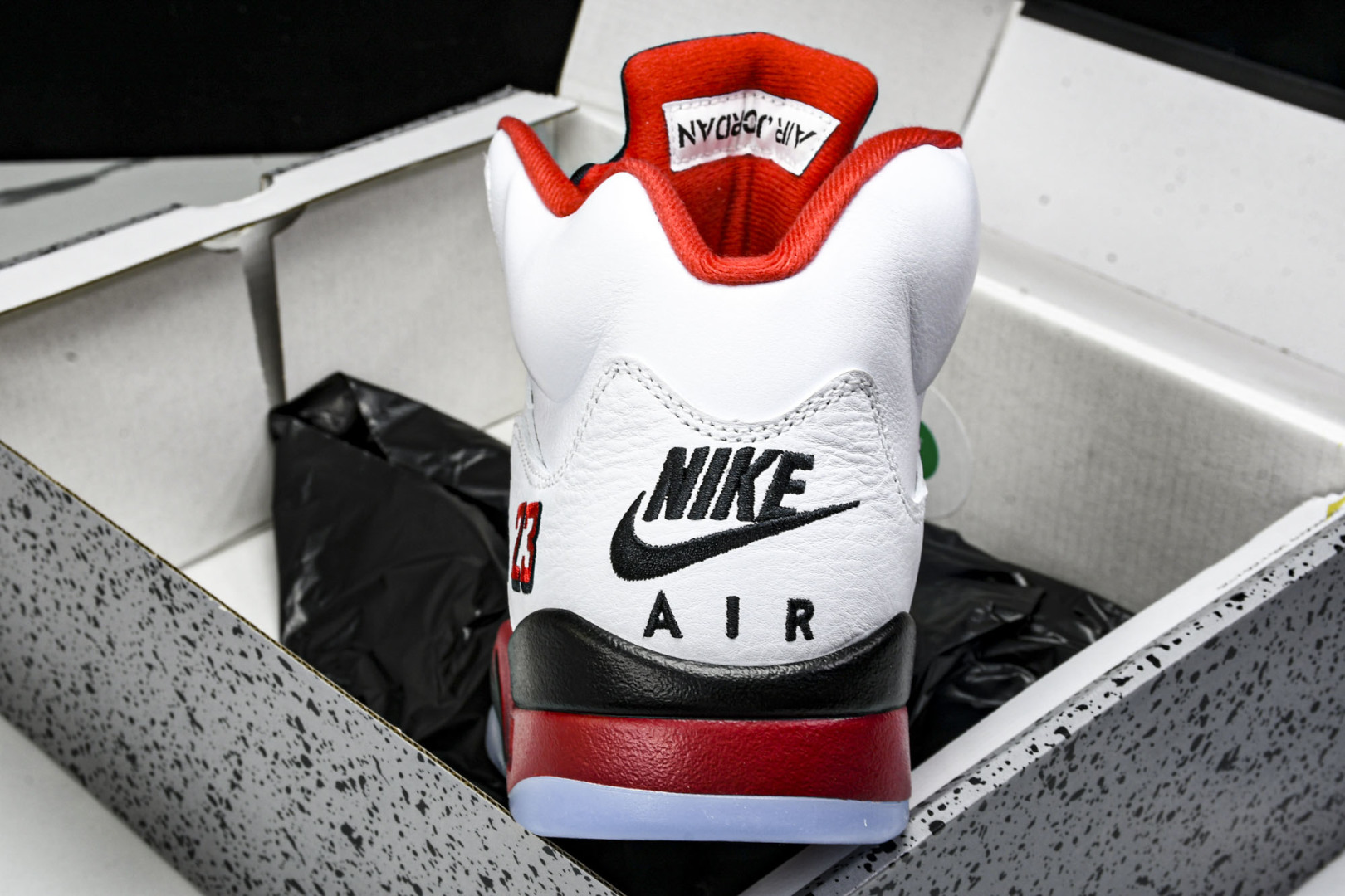 AJ5 尺码40.5-47.5

纯原版出品-Air Jordan 5 Retro Fire Red B