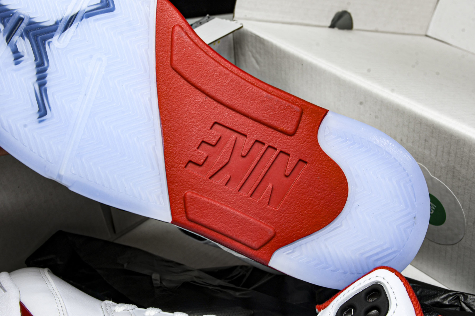 AJ5 尺码40.5-47.5

纯原版出品-Air Jordan 5 Retro Fire Red B
