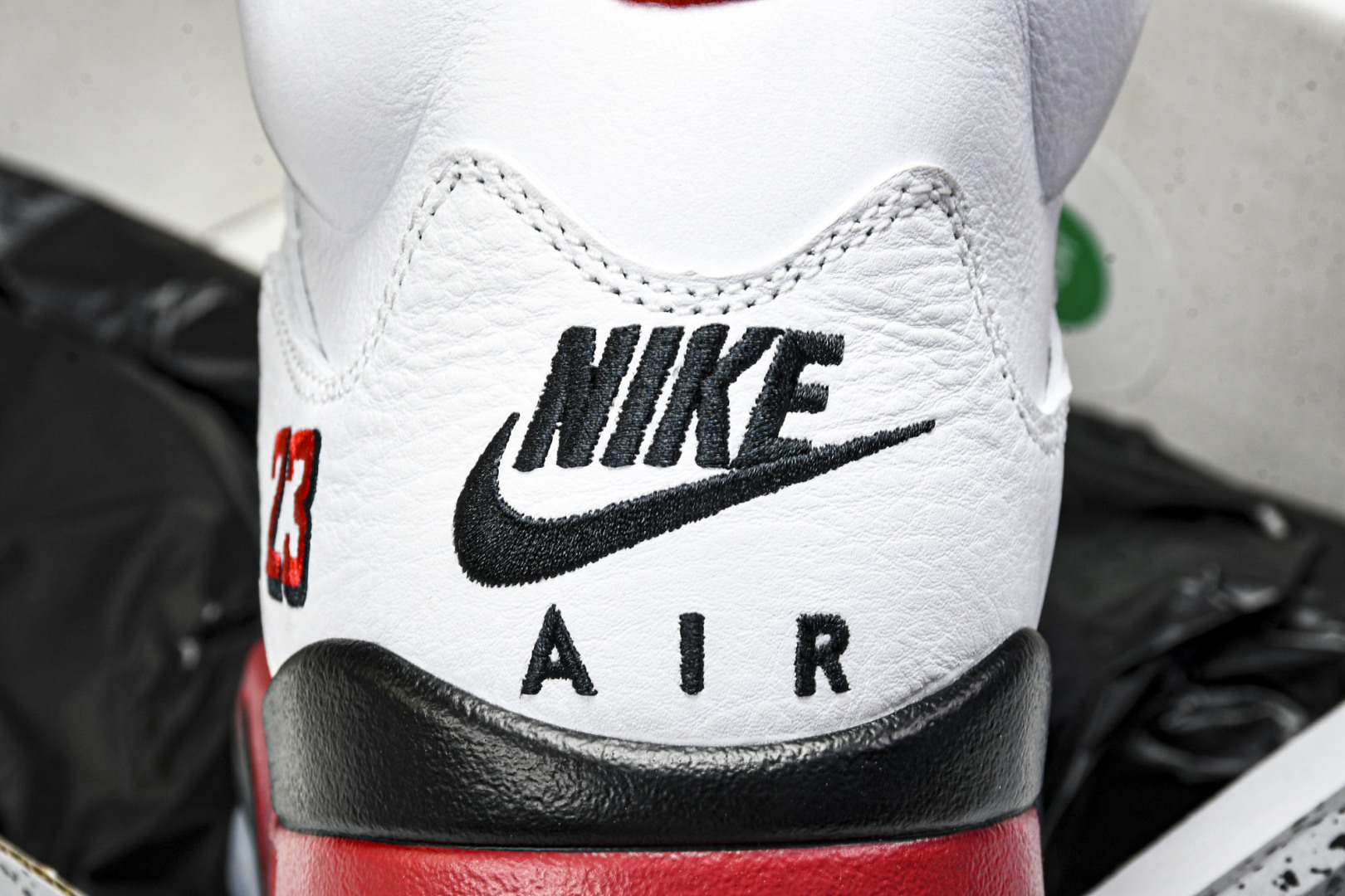 AJ5 尺码40.5-47.5

纯原版出品-Air Jordan 5 Retro Fire Red B