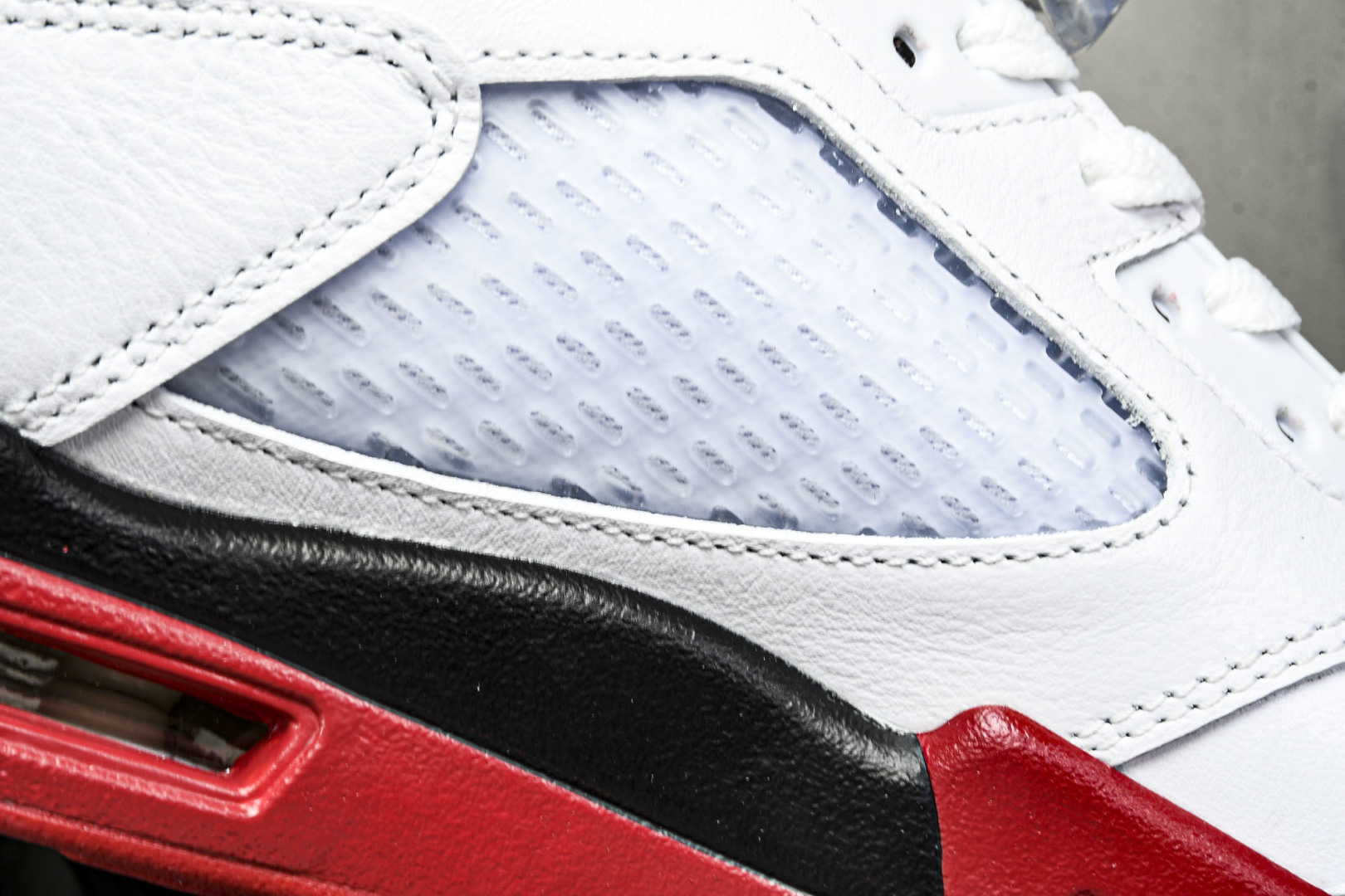 AJ5 尺码40.5-47.5

纯原版出品-Air Jordan 5 Retro Fire Red B