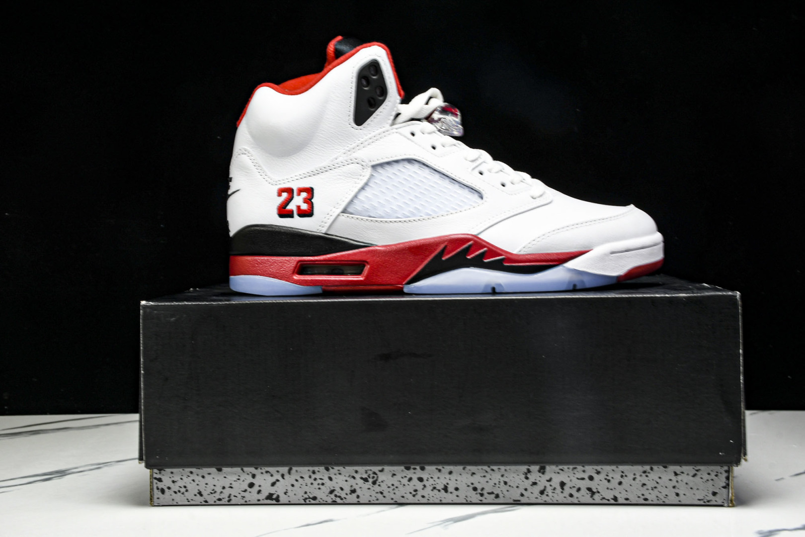 AJ5 尺码40.5-47.5

纯原版出品-Air Jordan 5 Retro Fire Red B