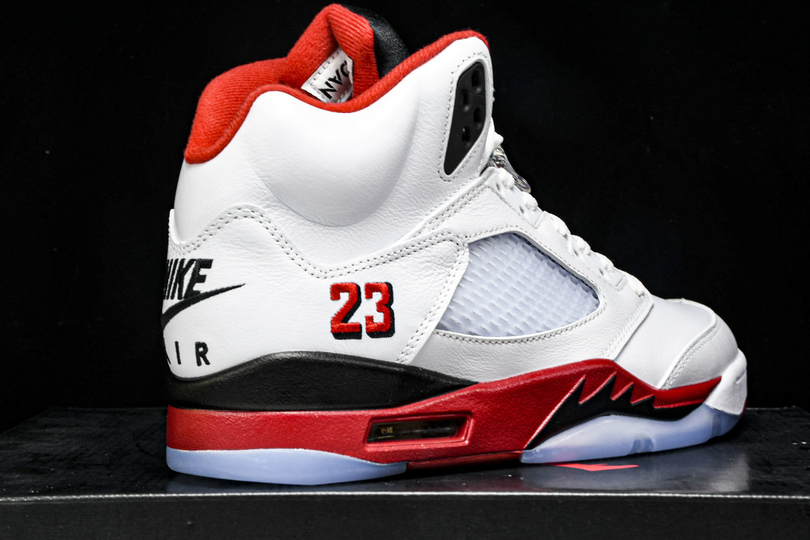 AJ5 尺码40.5-47.5

纯原版出品-Air Jordan 5 Retro Fire Red B
