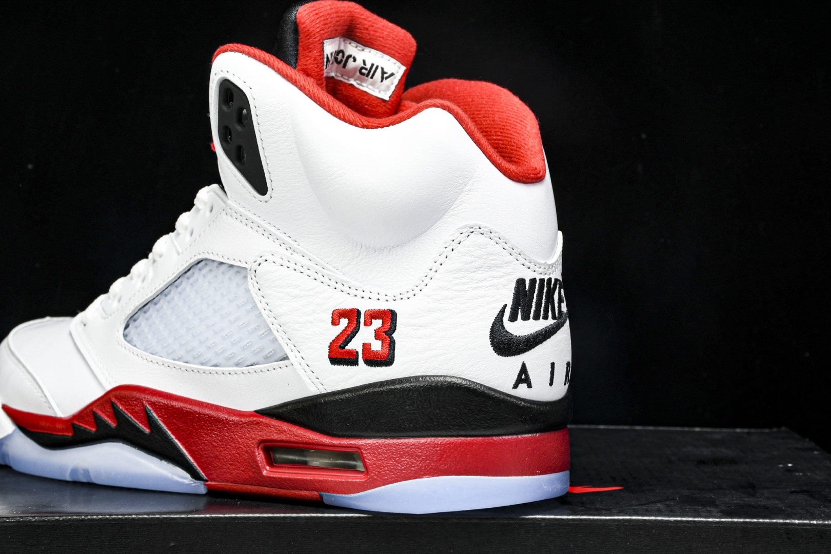AJ5 尺码40.5-47.5

纯原版出品-Air Jordan 5 Retro Fire Red B