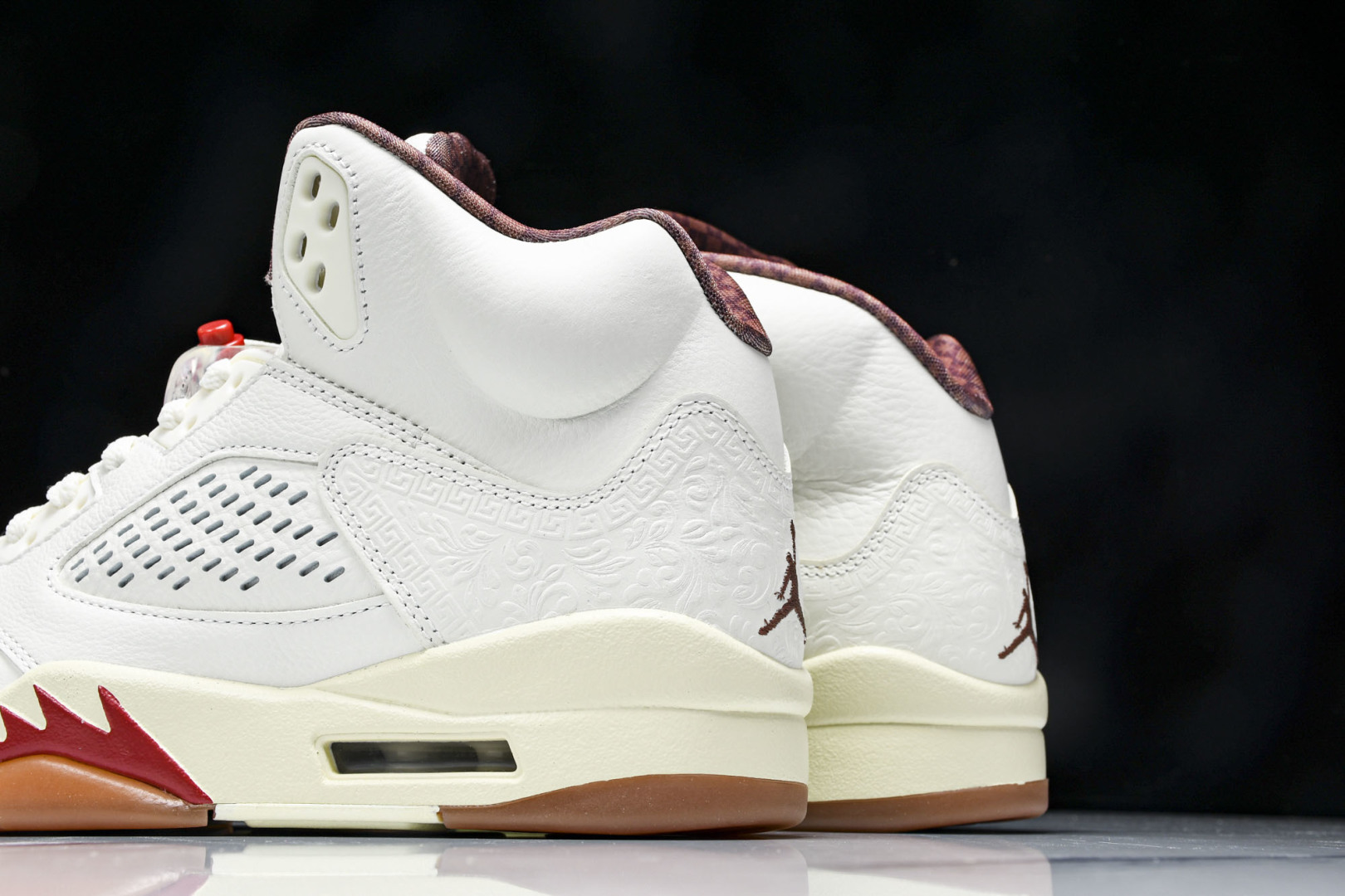 AJ5白帆 尺码40-47.5
福利特价
纯原版出品-Air Jordan 5 Retro El Gri