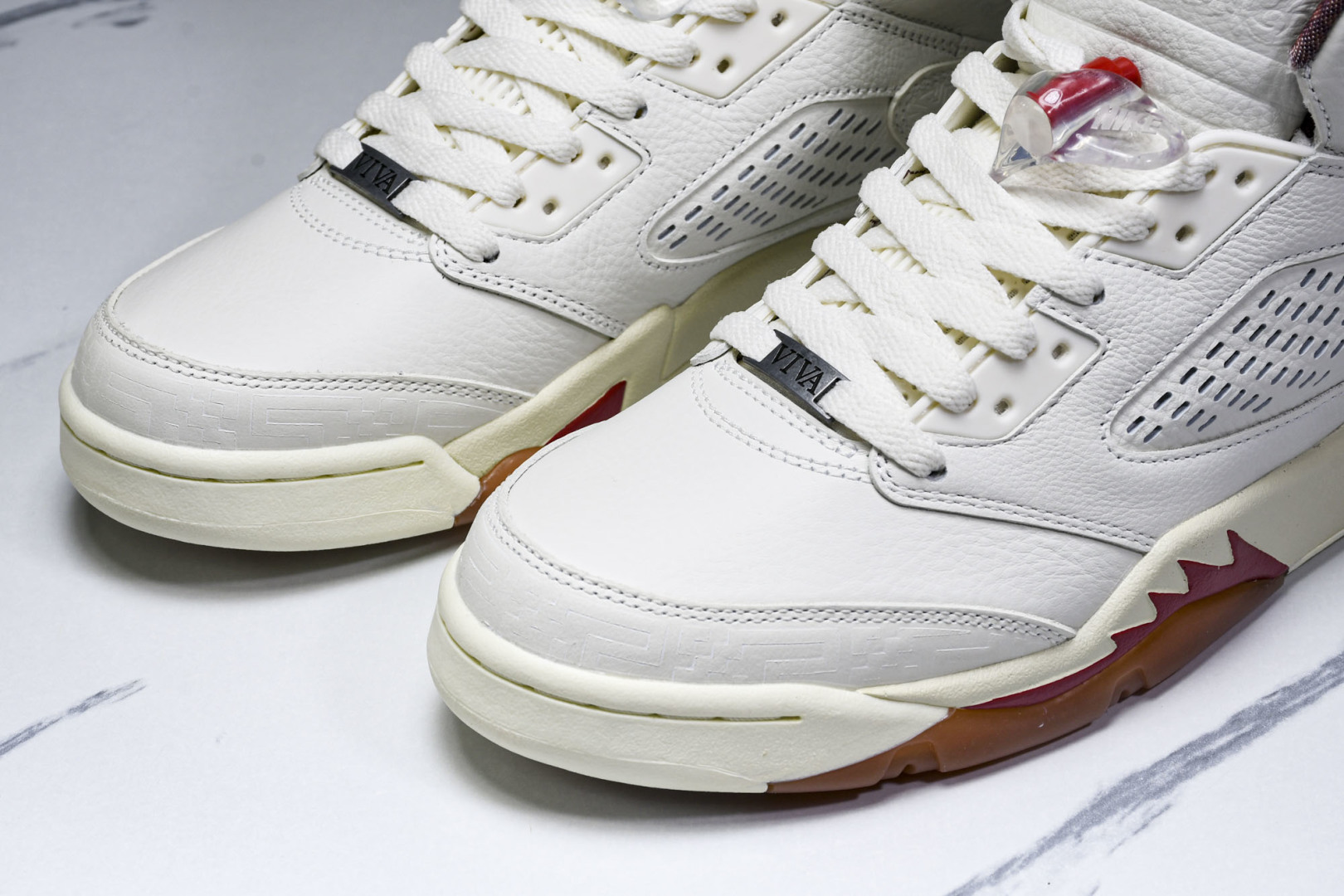 AJ5白帆 尺码40-47.5
福利特价
纯原版出品-Air Jordan 5 Retro El Gri