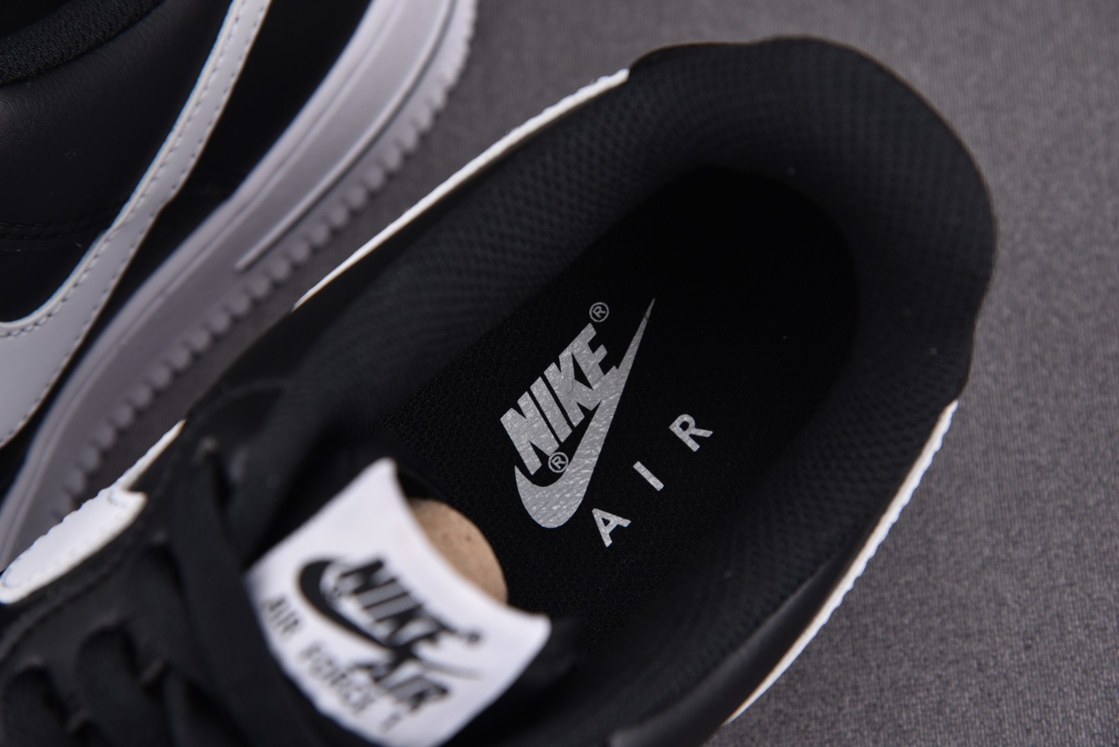 AF1 小权志龙 黑色 尺码：39-46

纯原版出品-Air Force 1‘07 小权志龙 黑色 C