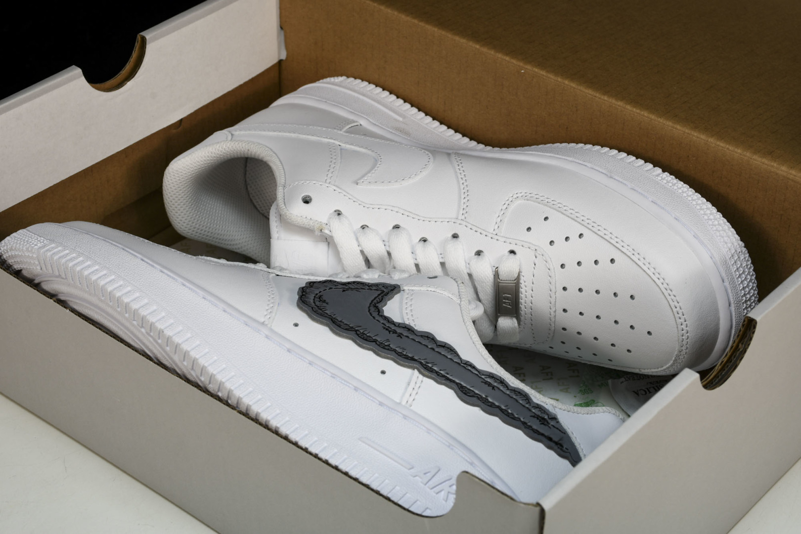 AF1空军 尺码36-46

纯原版出品-Air Force 1 Low DIY CW2288-111 