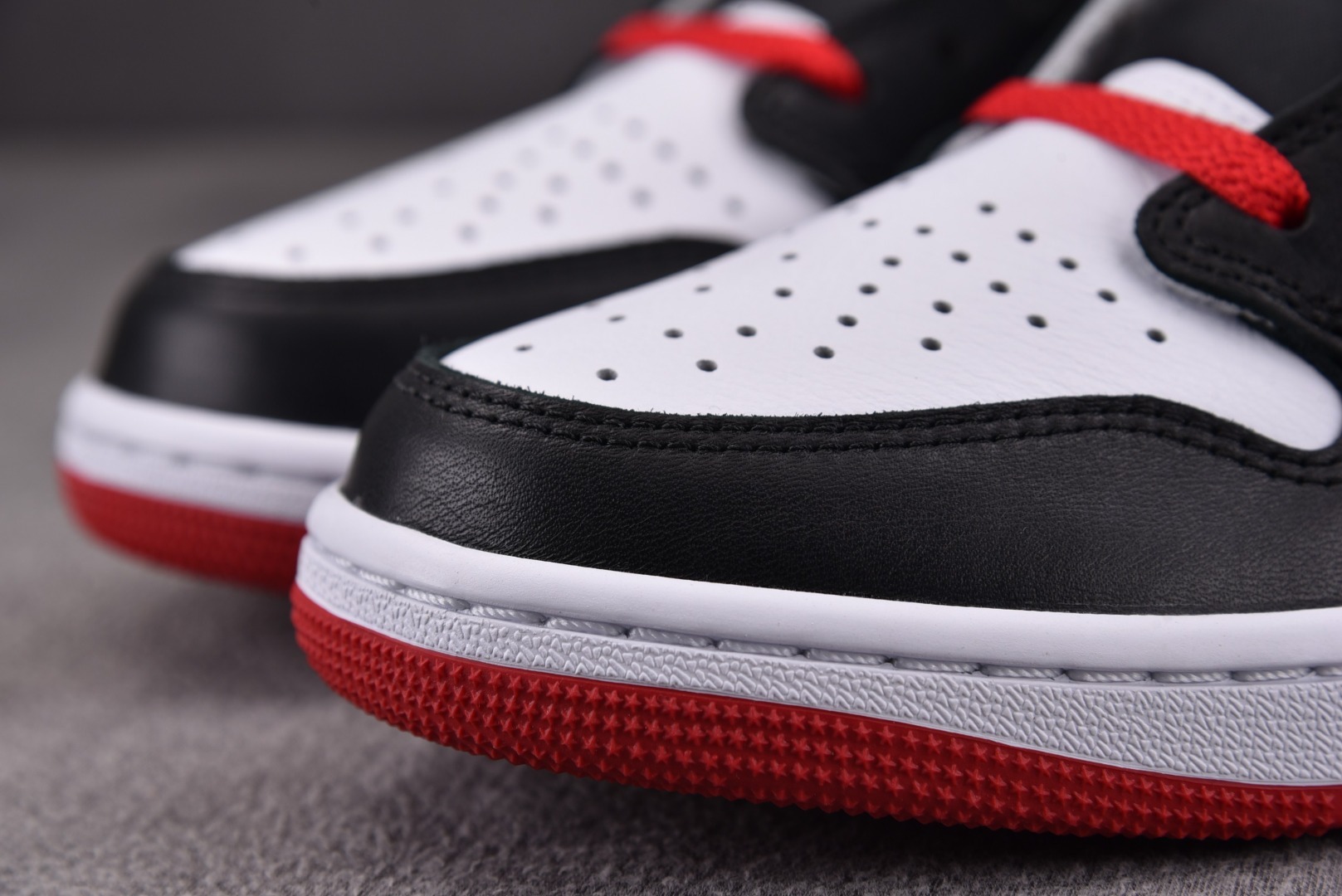 AJ Low黑脚趾 鞋码：40-47.5 带半码

纯原版出品-Air Jordan 1 Low OG“