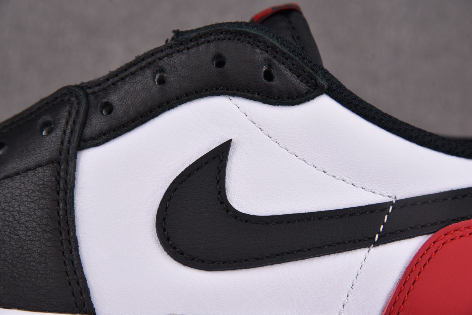 AJ Low黑脚趾 鞋码：40-47.5 带半码

纯原版出品-Air Jordan 1 Low OG“
