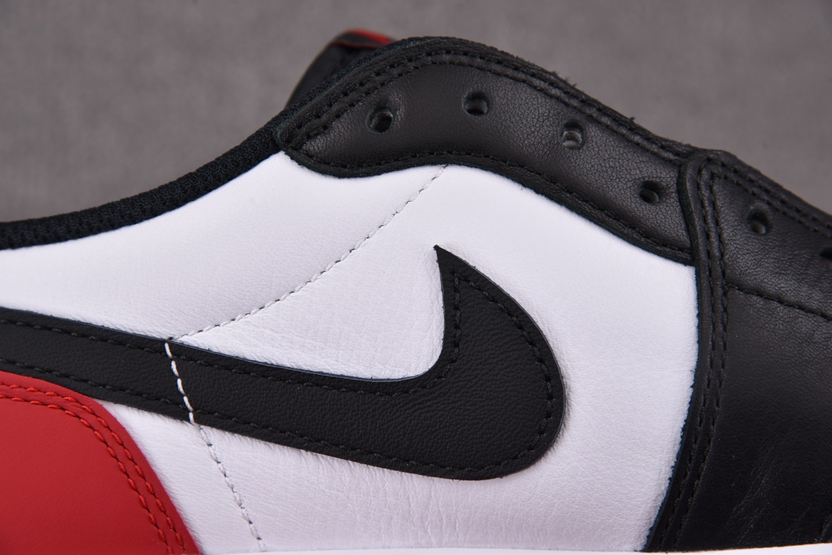 AJ Low黑脚趾 鞋码：40-47.5 带半码

纯原版出品-Air Jordan 1 Low OG“