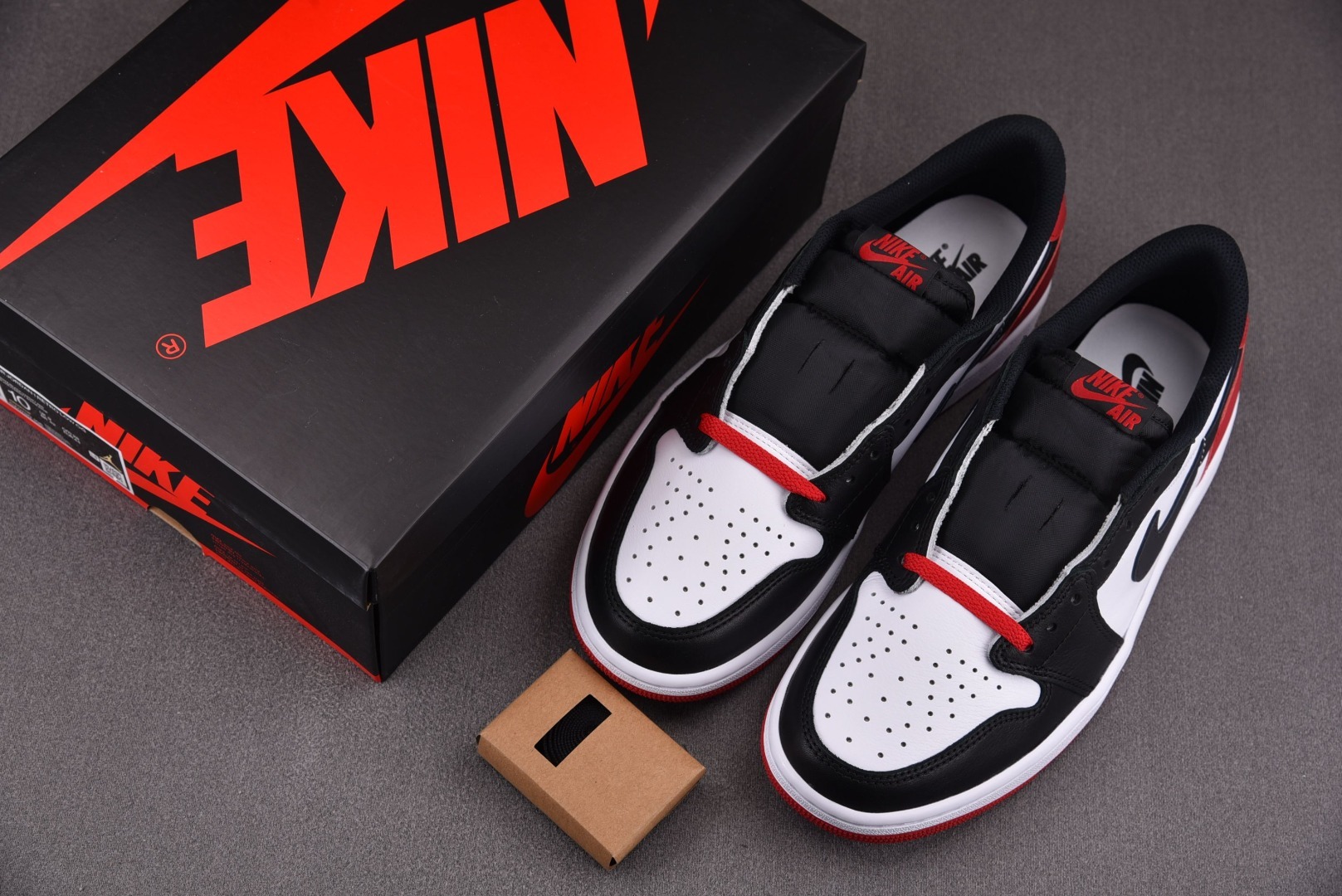 AJ Low黑脚趾 鞋码：40-47.5 带半码

纯原版出品-Air Jordan 1 Low OG“
