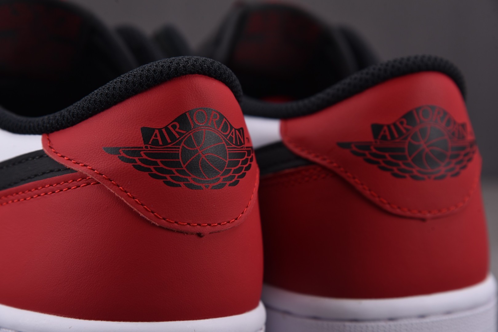 AJ Low黑脚趾 鞋码：40-47.5 带半码

纯原版出品-Air Jordan 1 Low OG“