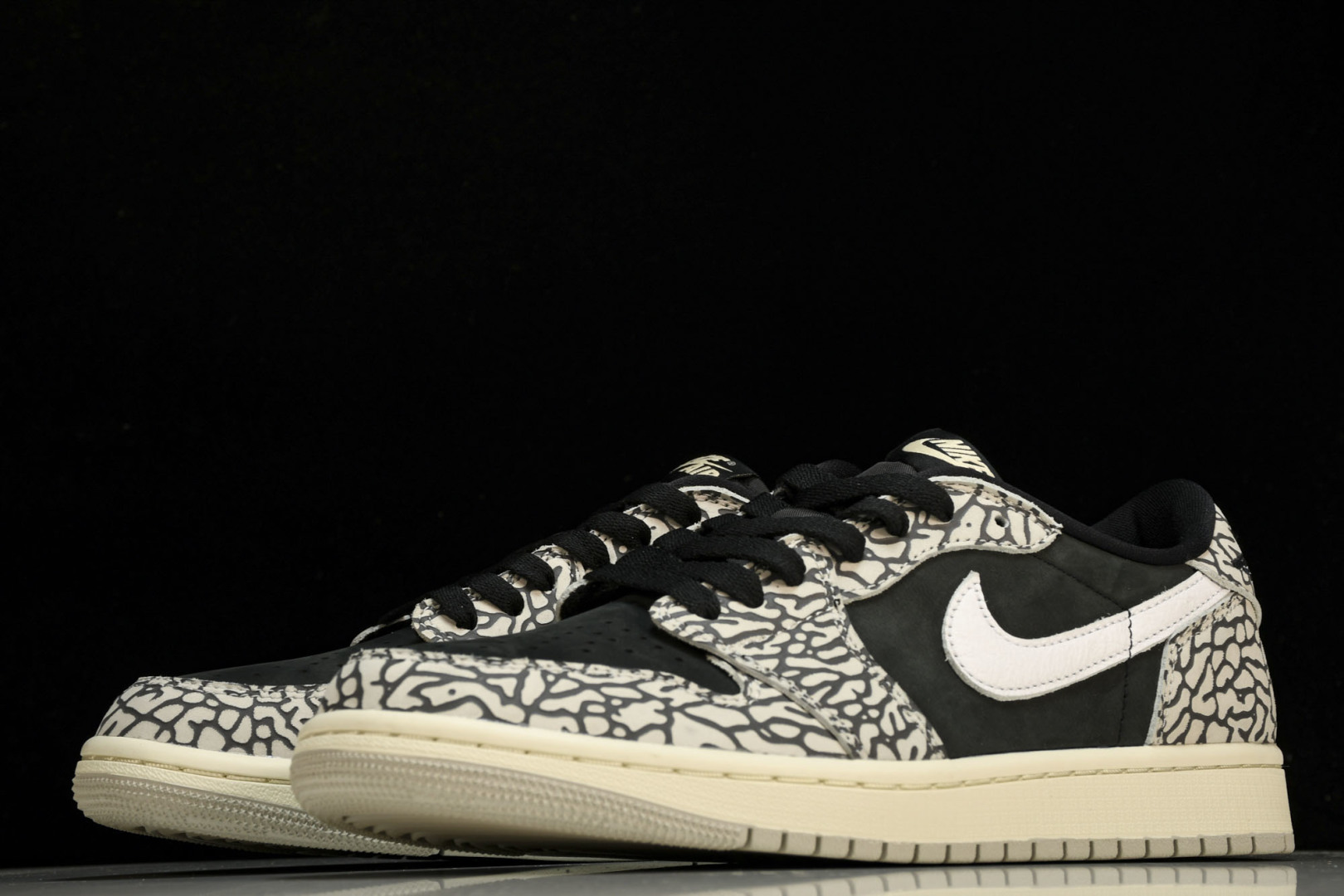 AJ Low爆裂纹 尺码40-47.5

纯原版出品-Air Jordan 1 Retro Low OG