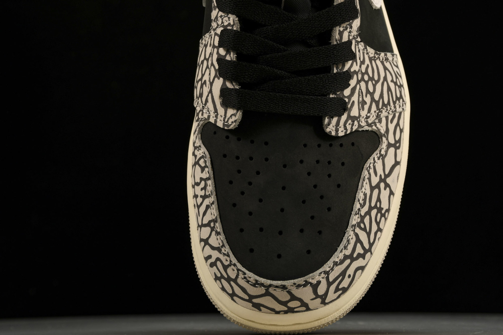 AJ Low爆裂纹 尺码40-47.5

纯原版出品-Air Jordan 1 Retro Low OG
