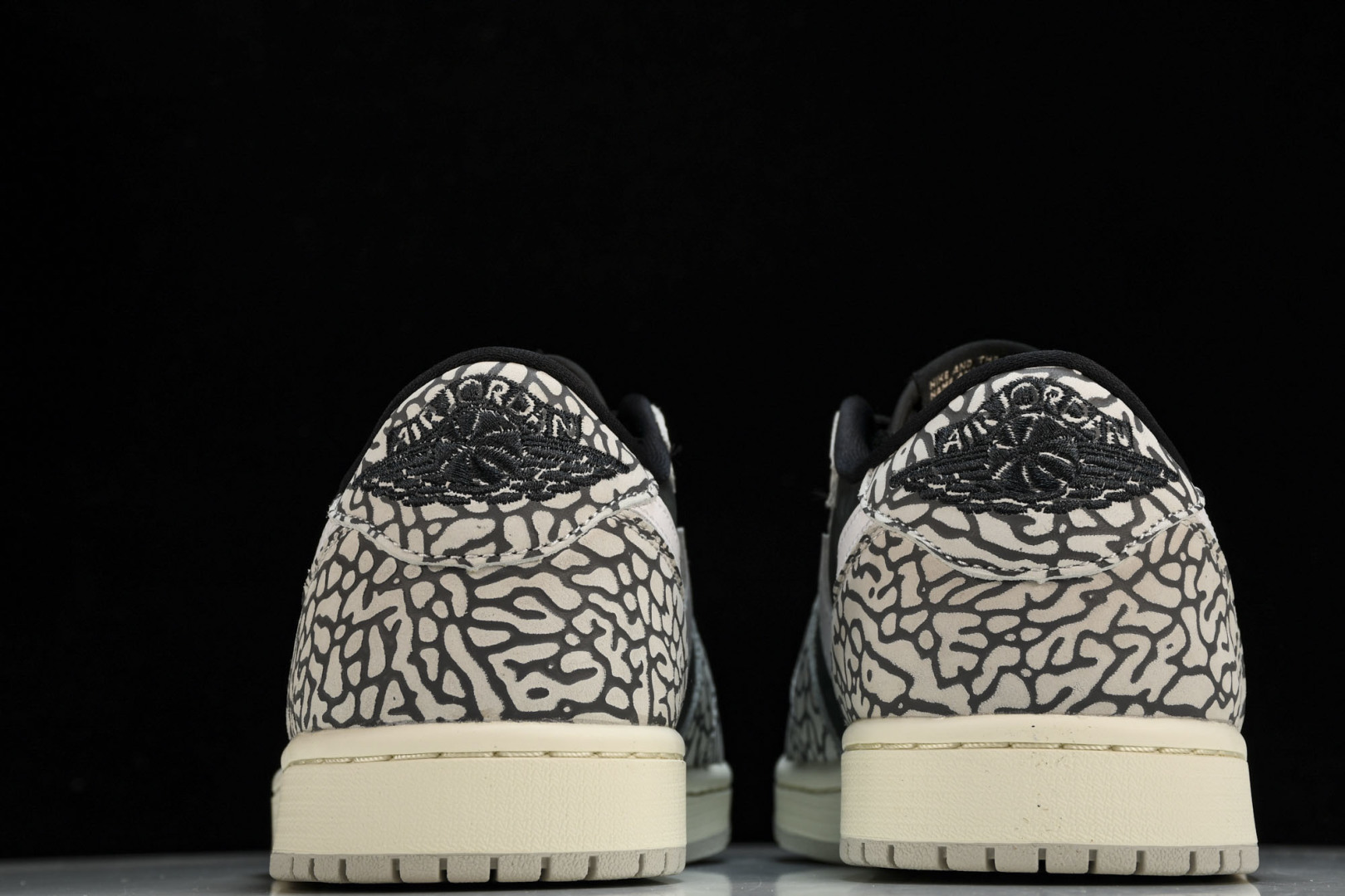 AJ Low爆裂纹 尺码40-47.5

纯原版出品-Air Jordan 1 Retro Low OG