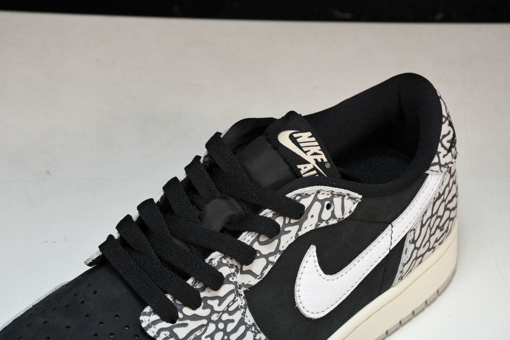 AJ Low爆裂纹 尺码40-47.5

纯原版出品-Air Jordan 1 Retro Low OG