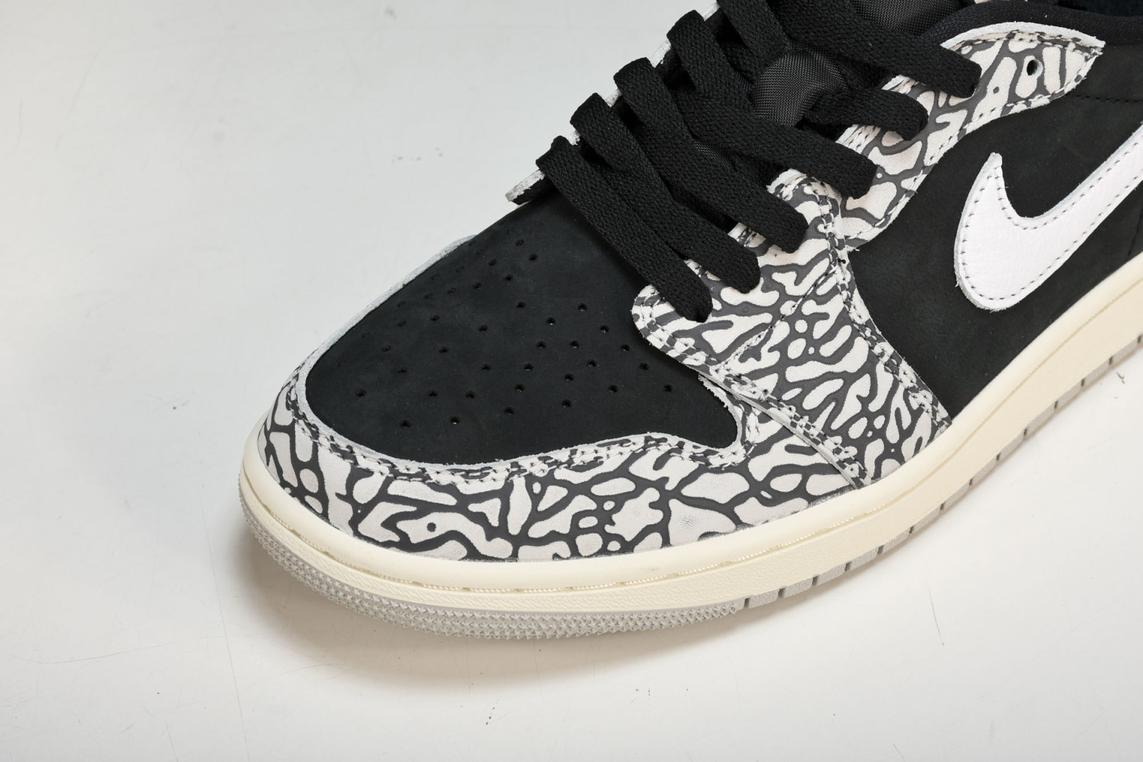 AJ Low爆裂纹 尺码40-47.5

纯原版出品-Air Jordan 1 Retro Low OG
